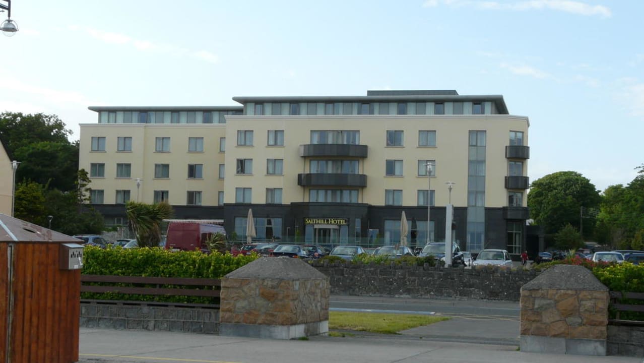 Blick von der Strandpromenade auf das Hotel Salthill Hotel - Promendae Galway