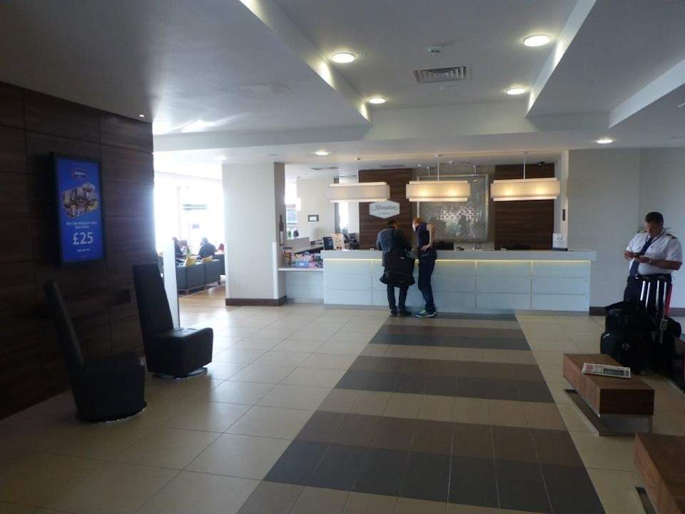 Hotel Lobby und Check-In Hampton by Hilton London Luton Airport