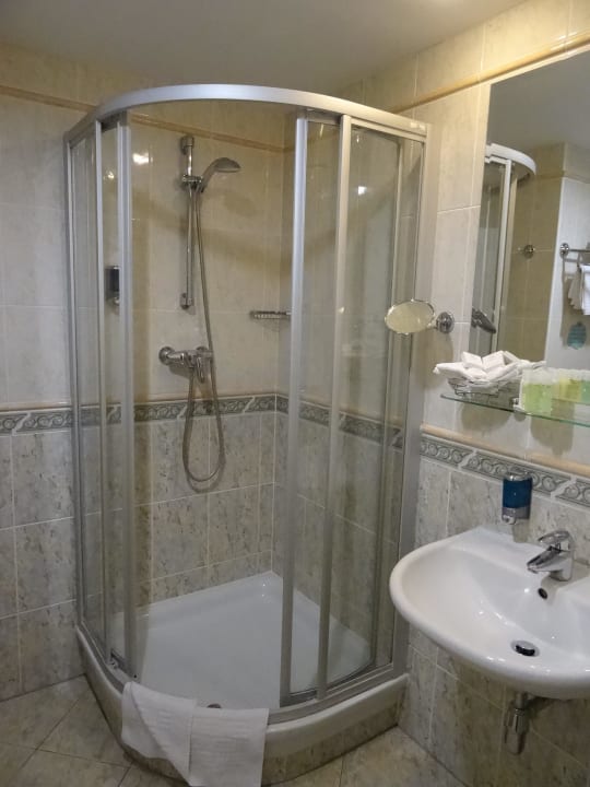 Kleines Badezimmer mit Dusche Hotel Ramada Prague City Centre