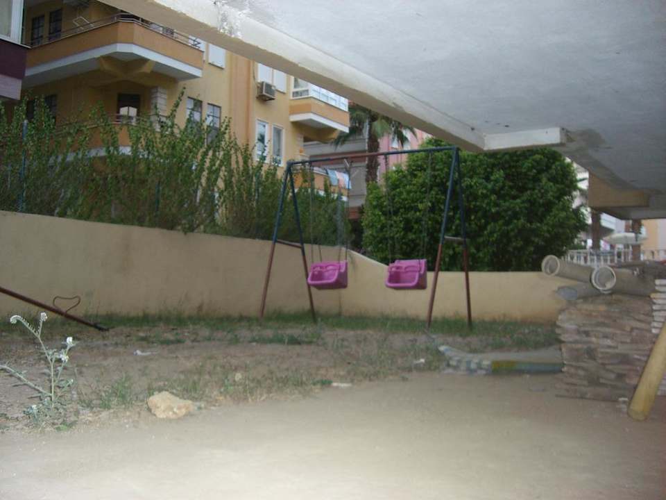 Verkommender Spielplatz Hotel Kleopatra Alis