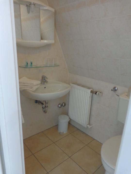 Viel zu kleines Bad mit Schrägen Hotel Kleiner Yachthafen