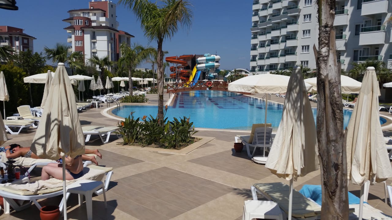 Pool, leider zu kalt Wyndham Garden Lara