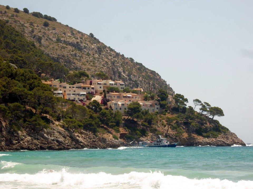 Vom Strand aus nach links auf den Berg Universal Hotel Castell Royal