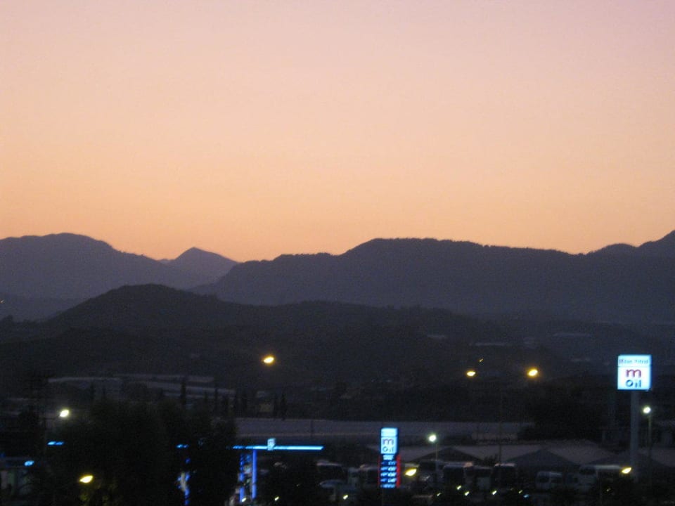 Zur Straßenseite bei Sonnenaufgang Hotel Royal Garden Beach