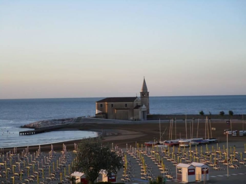 Meer und Kirche Stellamare Beach Hotel