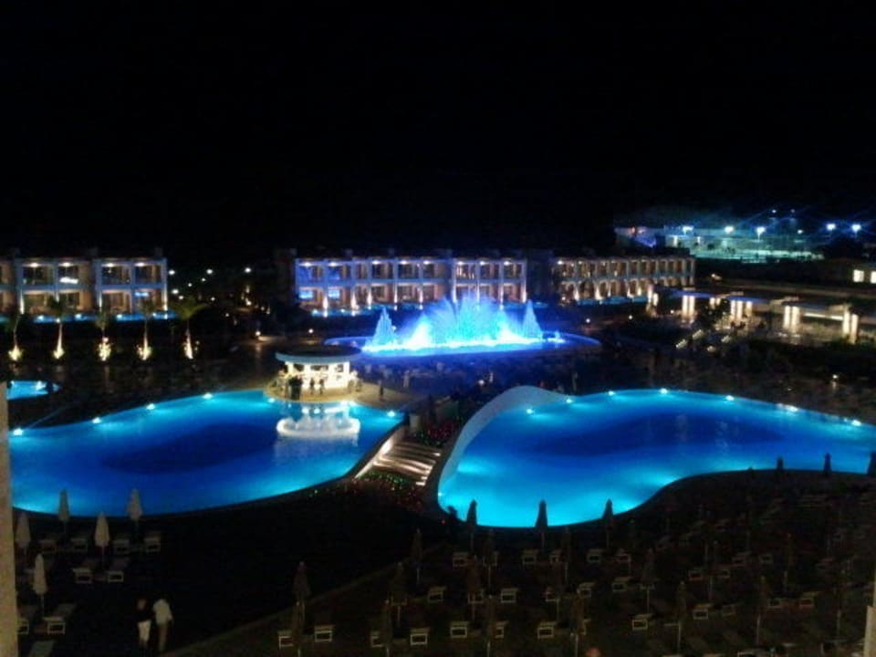 Poolanlage bei Nacht - Aussicht vom Zimmer Princess Andriana Resort & Spa