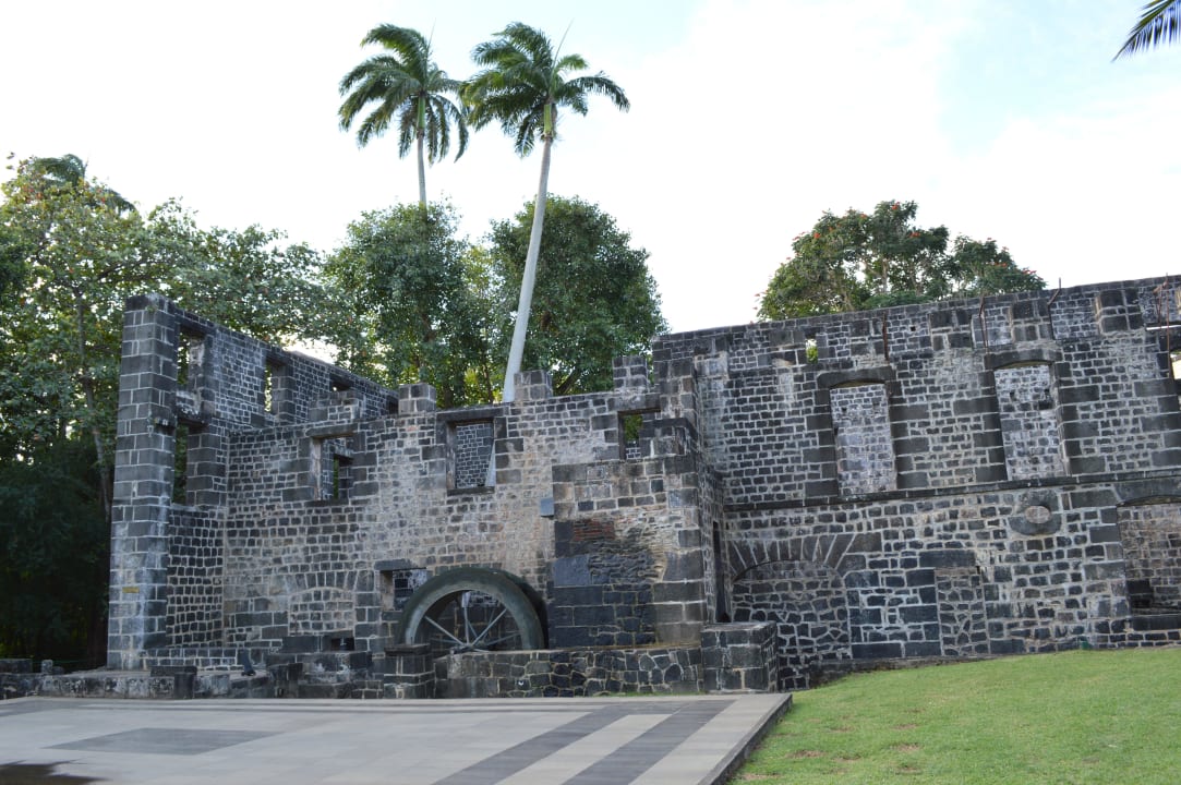 Ruine in der Gartenanlage Maritim Resort & Spa Mauritius