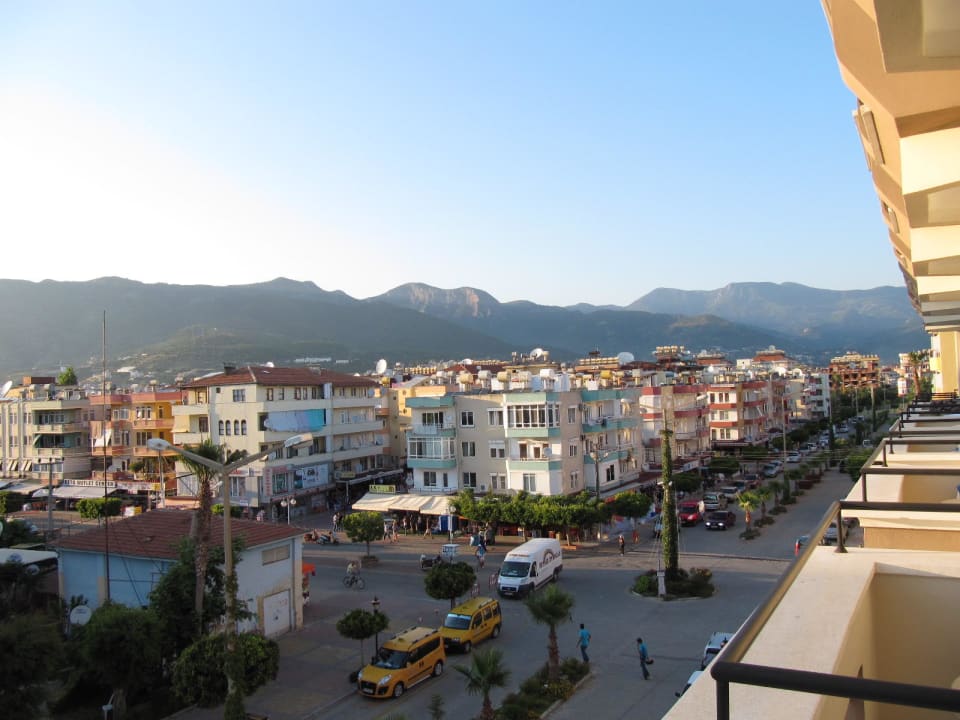 Sicht aus dem Zimmer auf Berge und Straße Kaila City Hotel