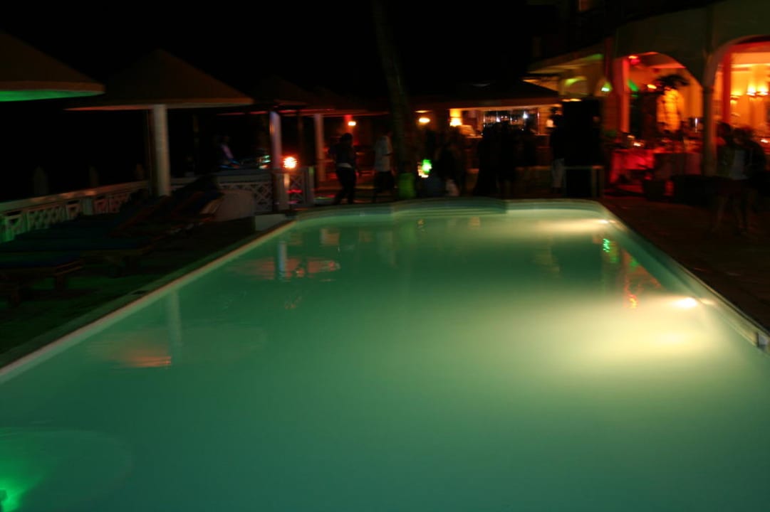 Partytime am nächtlichen Pool Gold Beach Resort