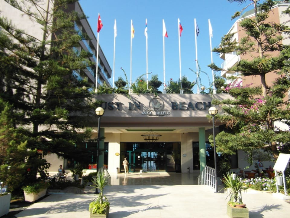 Eingang zum Hotel Aska Hotel Just in Beach