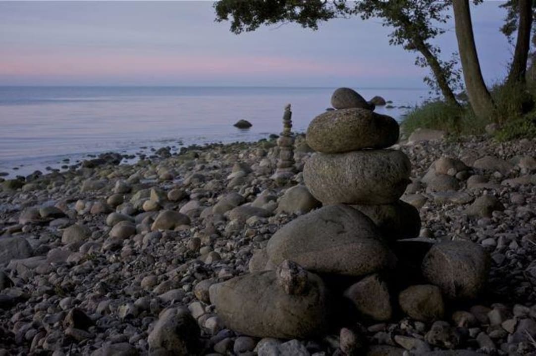 "Kiesel-kunst" am Hotelstrand vom Rugeshus Hotelpension Rugeshus