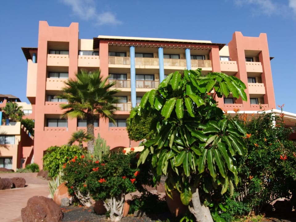 Ansicht des rechten Hotelflügels vom Garten aus H10 Tindaya