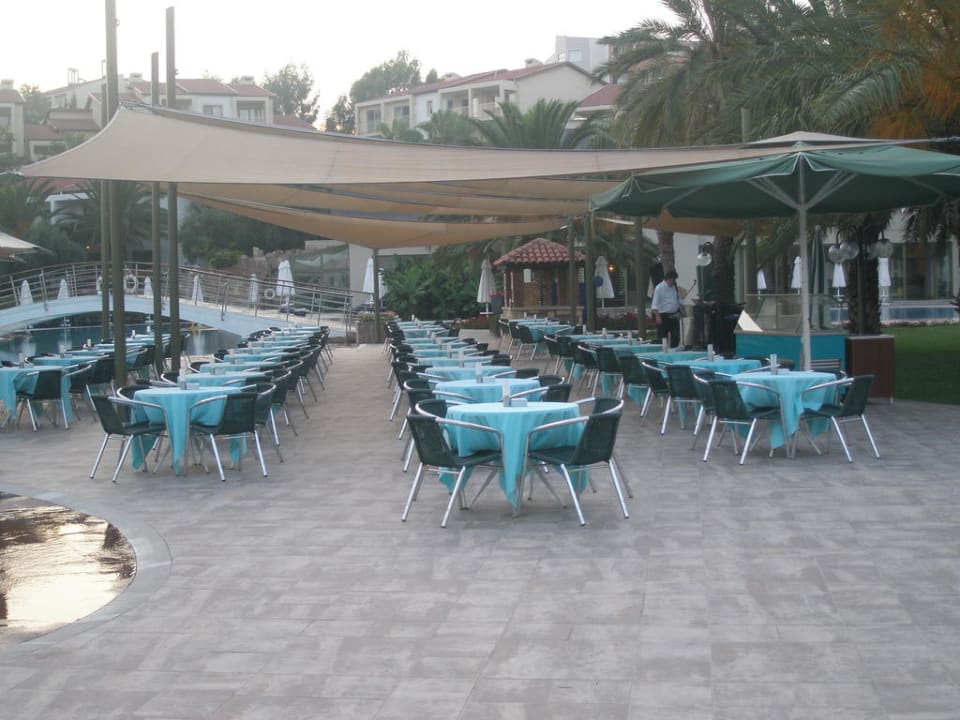 Pool Bar am Abend Arum Barut Collection