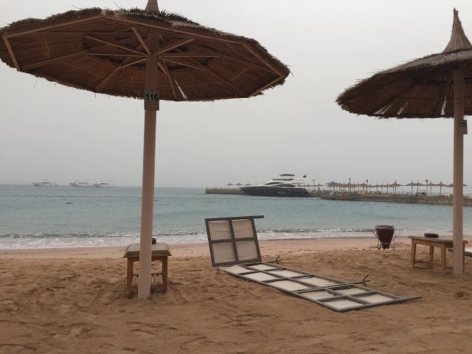 Strand nach dem Sandsturm Beach Albatros Resort