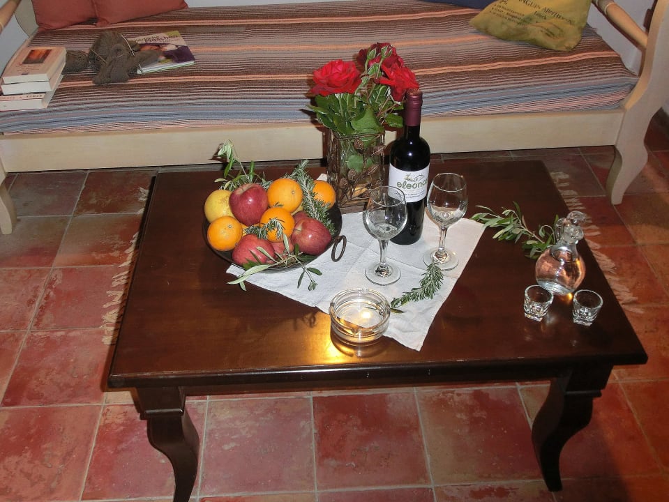 Tisch im Wohnzimmer bei der Ankunft Hotel Eleonas