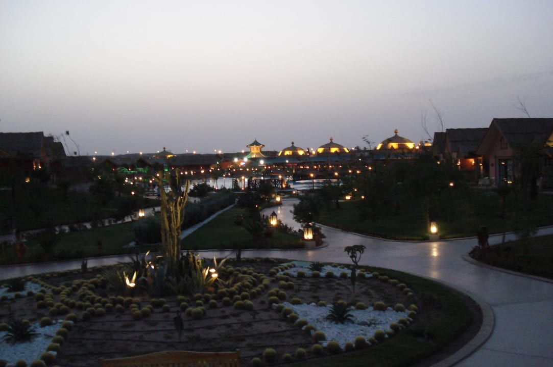 Ogród nocą Pickalbatros Jungle Aqua Park Resort - Neverland Hurghada