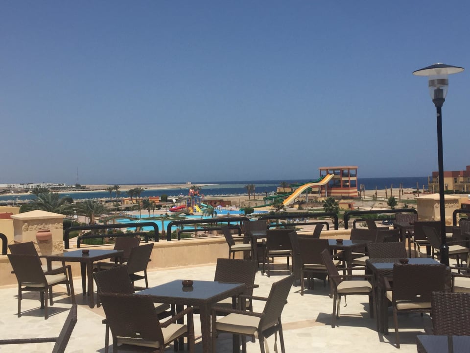 Terrasse Haupthaus Malikia Resort Abu Dabbab