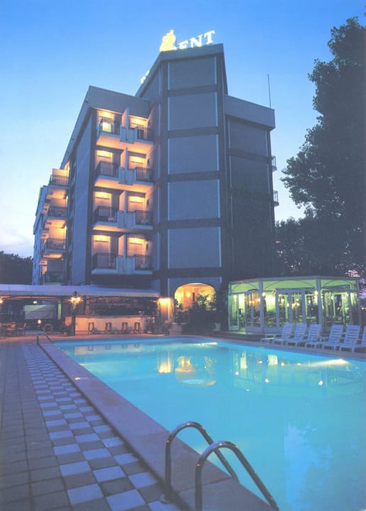 La piscina di notte Hotel President