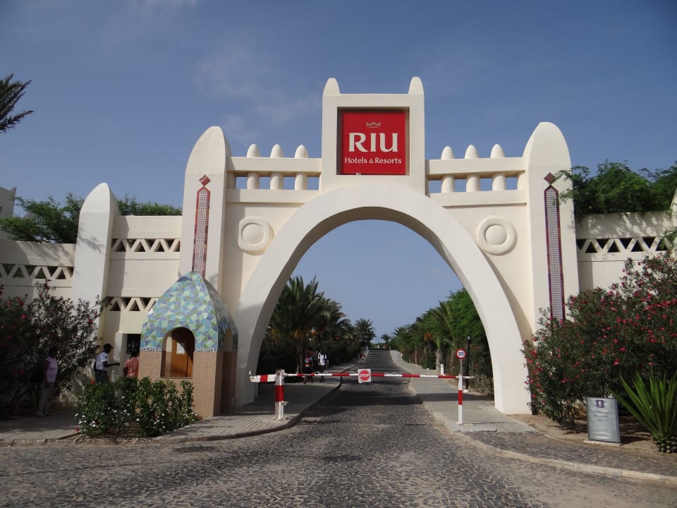 Hoteleinfahrt Hotel Riu Karamboa
