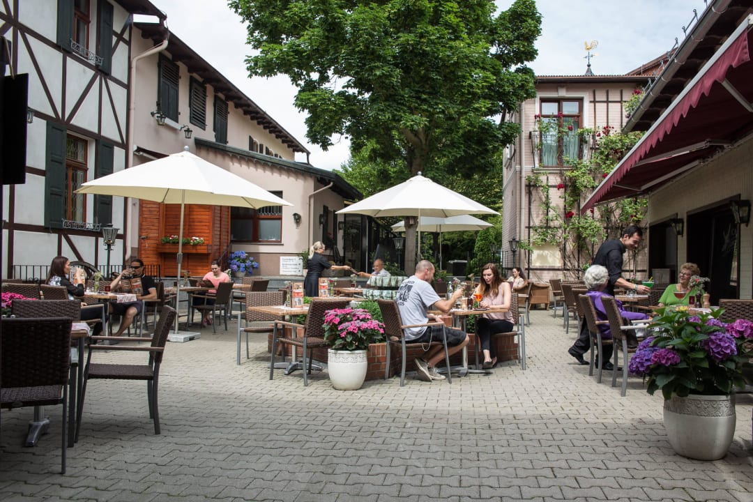 Hof mit Blick in den Garten Hotel Schwarzer Adler Tangermünde