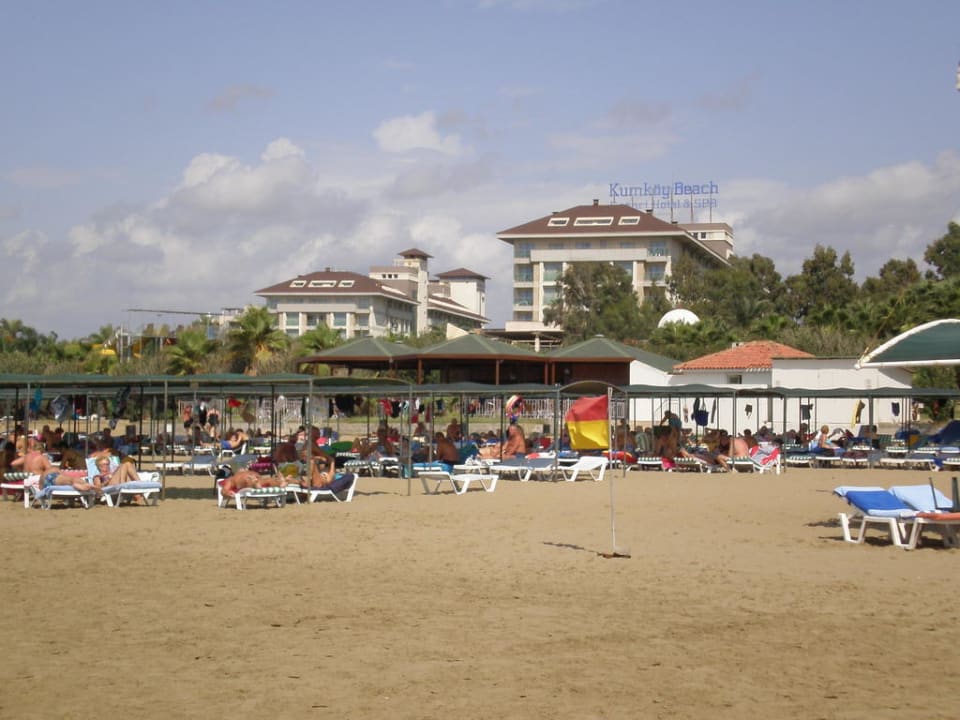 Blick vom Strand zum Hotel Sunis Kumköy Beach Resort Hotel & Spa