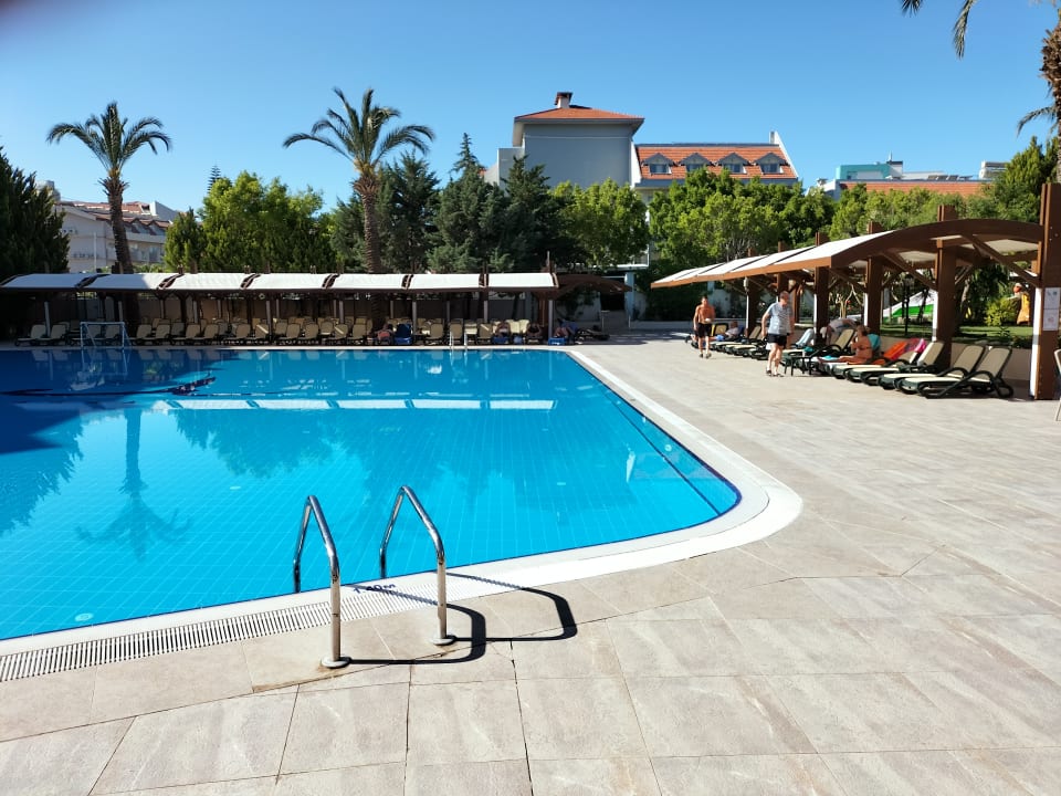 Pool Side Breeze Hotel