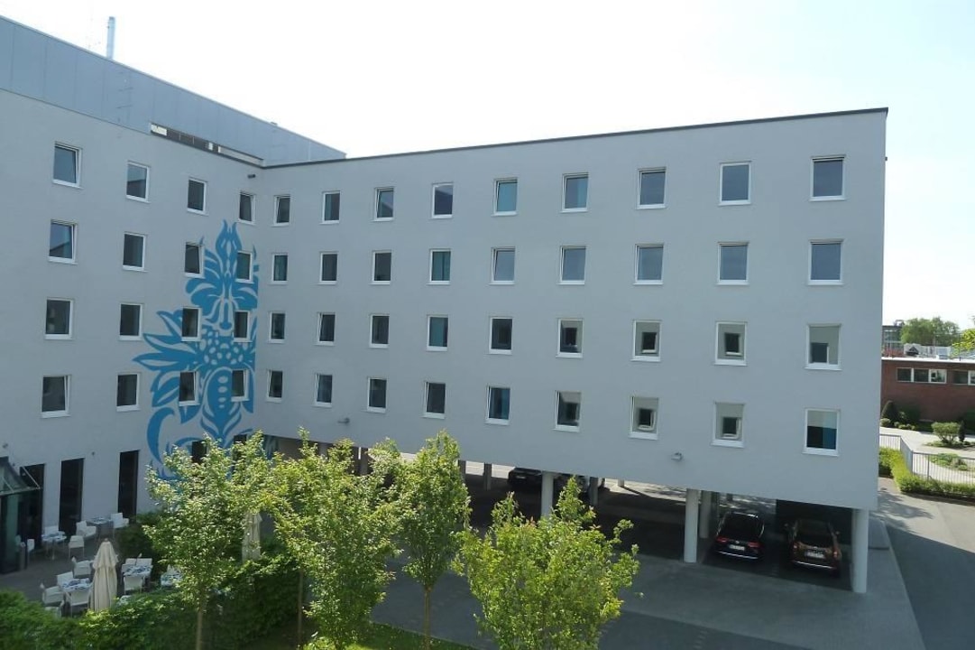 Innenhof und Parkplatz Motel One Hamburg Airport