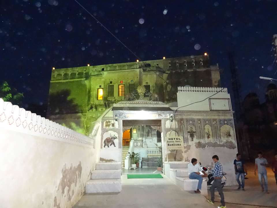 Vorderfront bei Nacht Hotel Radhika Haveli Mandawa