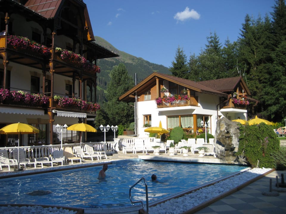 Pool mit Wasserfall und Wohnhaus Sonklarhof