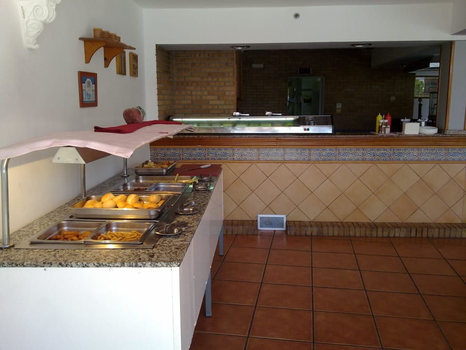 Snacks am Nachmittag an der Poolbar Sentido Aequora Lanzarote Suite