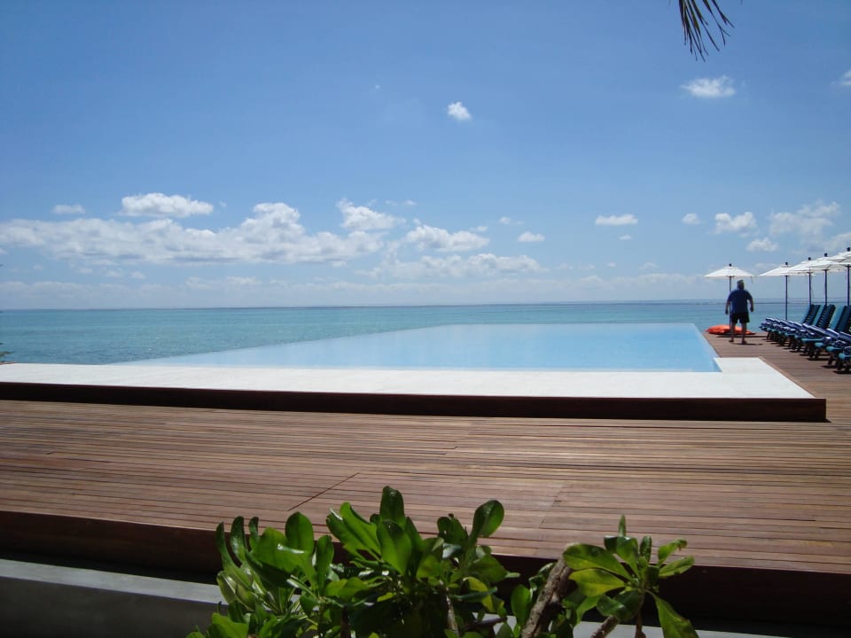 Infinity-Pool Summer Island Maldives