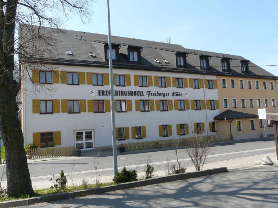 Straßenfront vom Parkplatz aus Erzgebirgshotel Freiberger Höhe