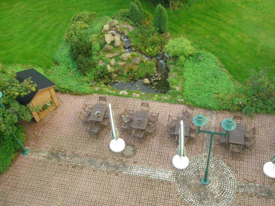 Blick vom Balkon auf die Terrasse Tannenpark