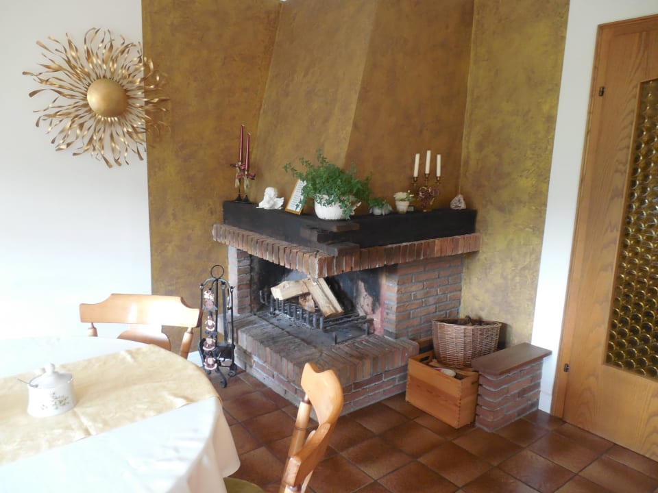 Schöner Kamin im Frühstücksraum Landhaus Florian