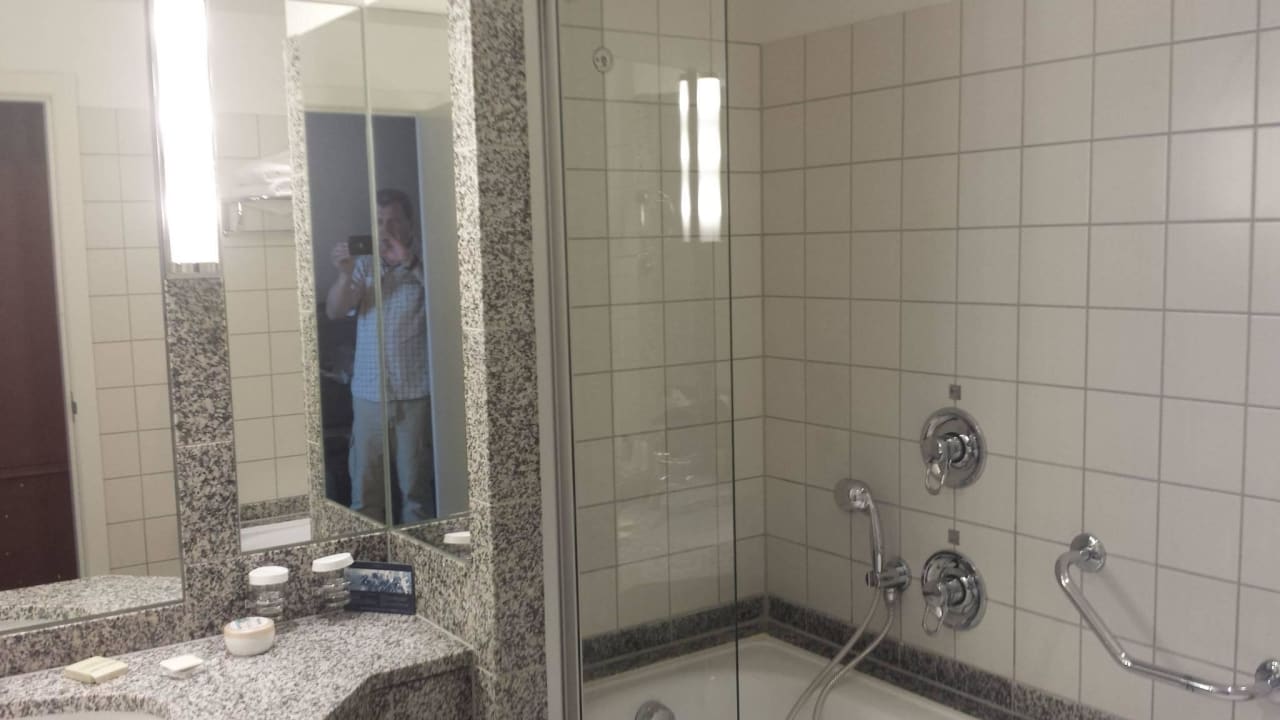 Blick ins Bad Hilton Munich Airport