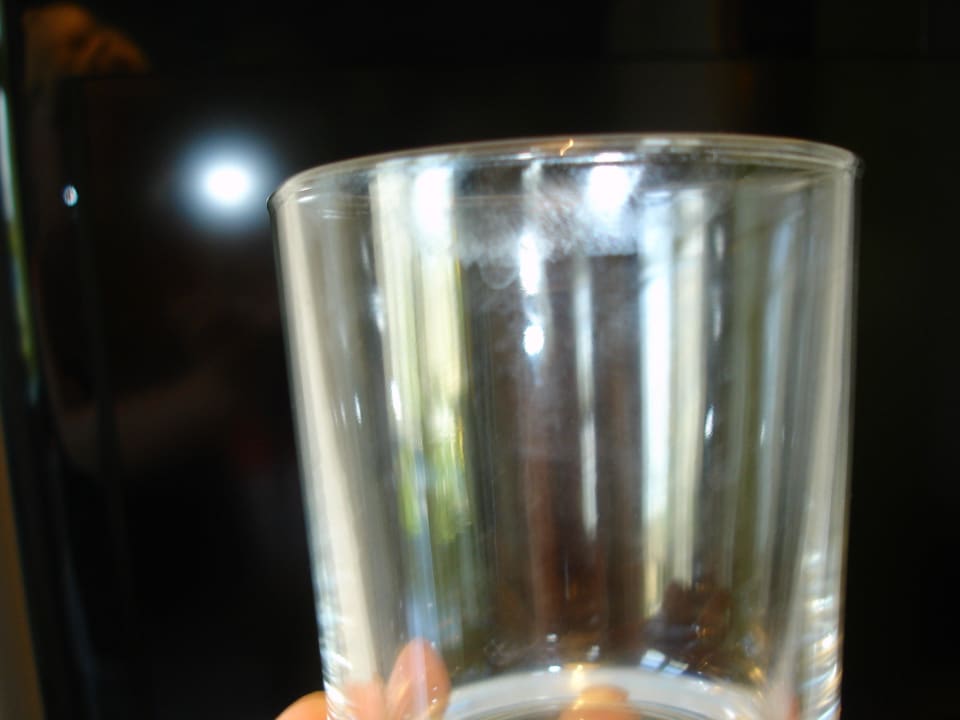 Glas nach Zimmerreinigung Hotel Indigo Berlin - Ku'damm