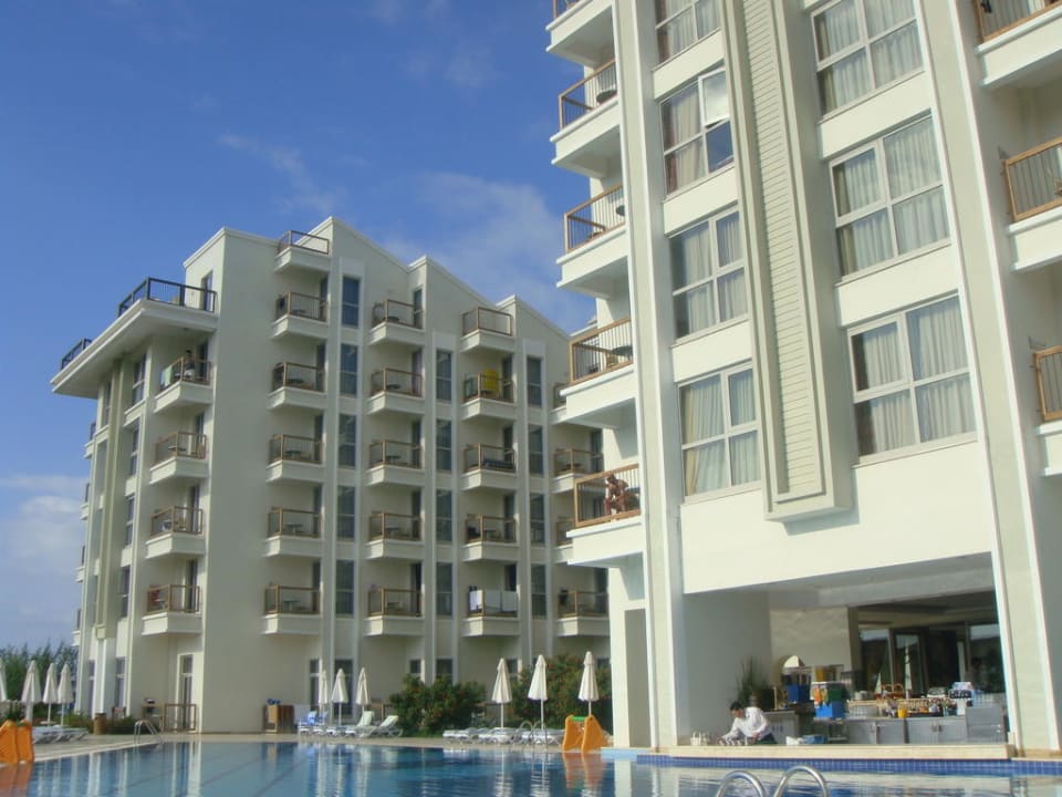 Pool mit einem der vier Türme Royal Atlantis Spa & Resort