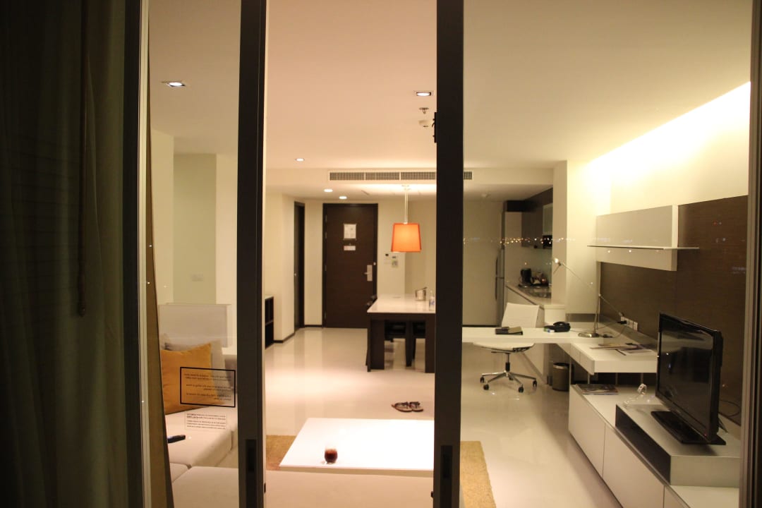 Wohnzimmer Blick vom Balkon aus JC Kevin Sathorn Bangkok Hotel