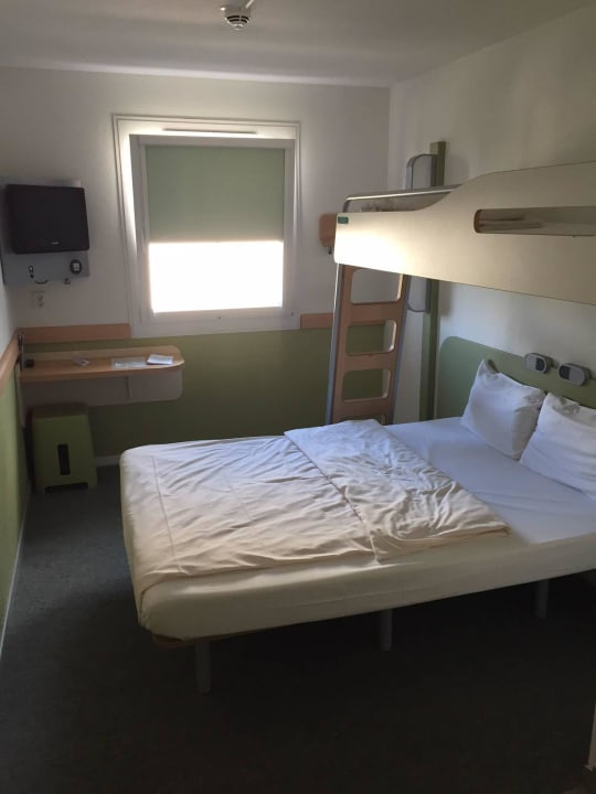 Blick ins Zimmer B&B HOTEL Köln-Marsdorf