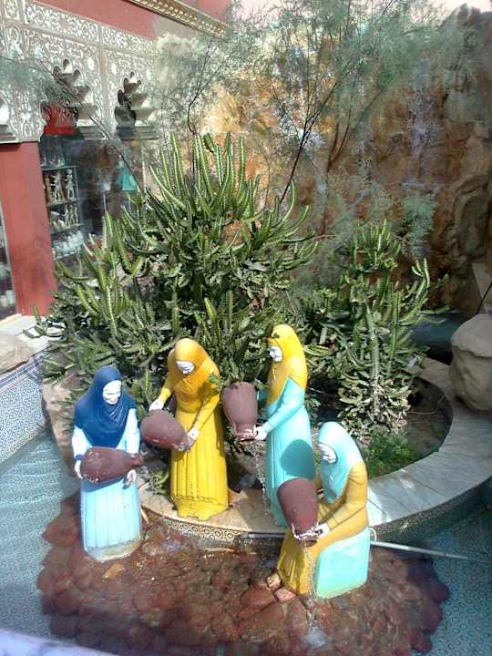 Фонтан у входа в отель Pickalbatros Alf Leila Wa Leila Resort - Neverland Hurghada
