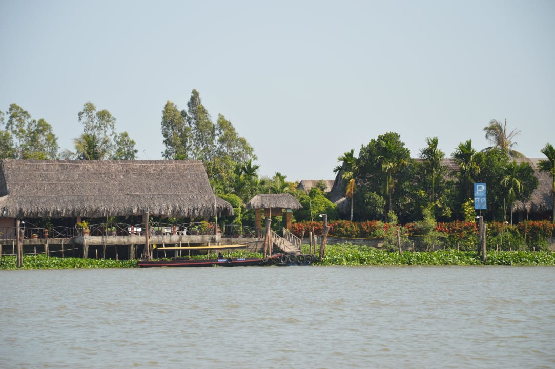 Blick vom Schiff auf die Lodge Mekong Lodge