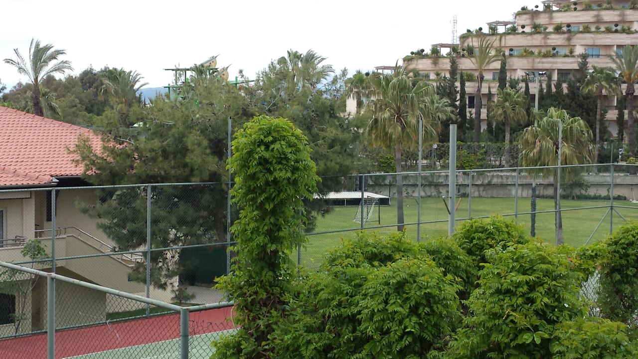 Blick auf Tennisplätze und Grünanlage Club Melas Privé