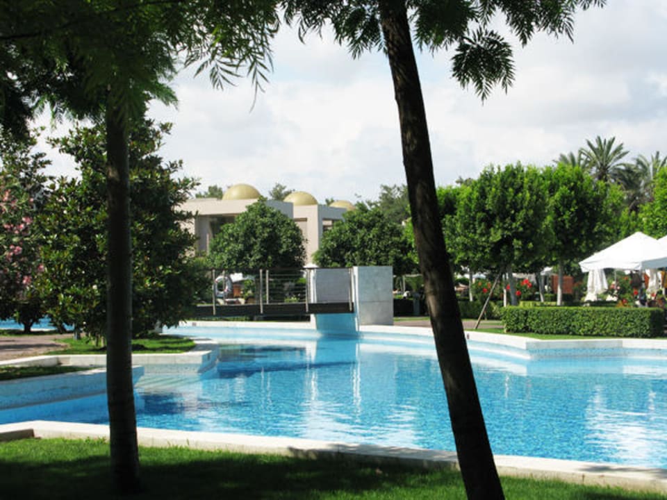 Басеейн у лейк-хаусов Gloria Serenity Resort