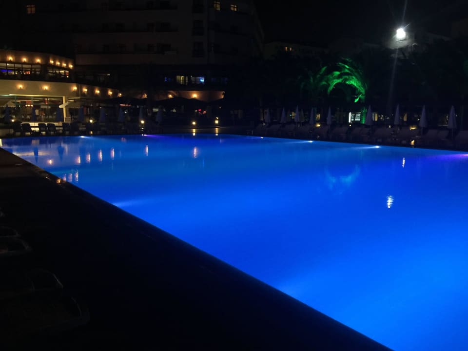 Der Pool am Abend Hotel Miramare Beach