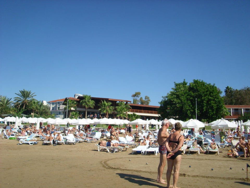 Blick über den Strand zum Strandrestaurant Horus Paradise Luxury Resort & Club