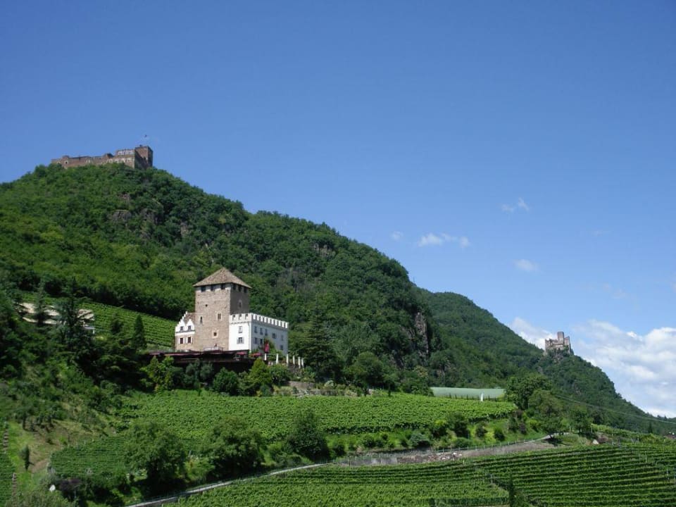 Schloss Korb (vorn) mit Hocheppan & Beaufort Schloss Hotel Korb