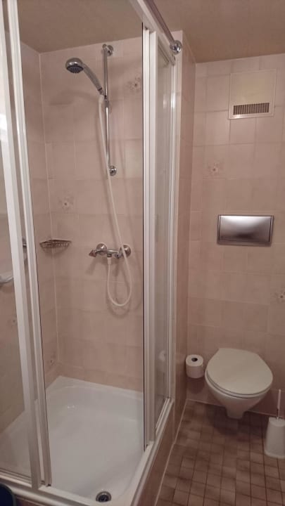 Altes Bad mit verkalkter Dusche Hotel Corona