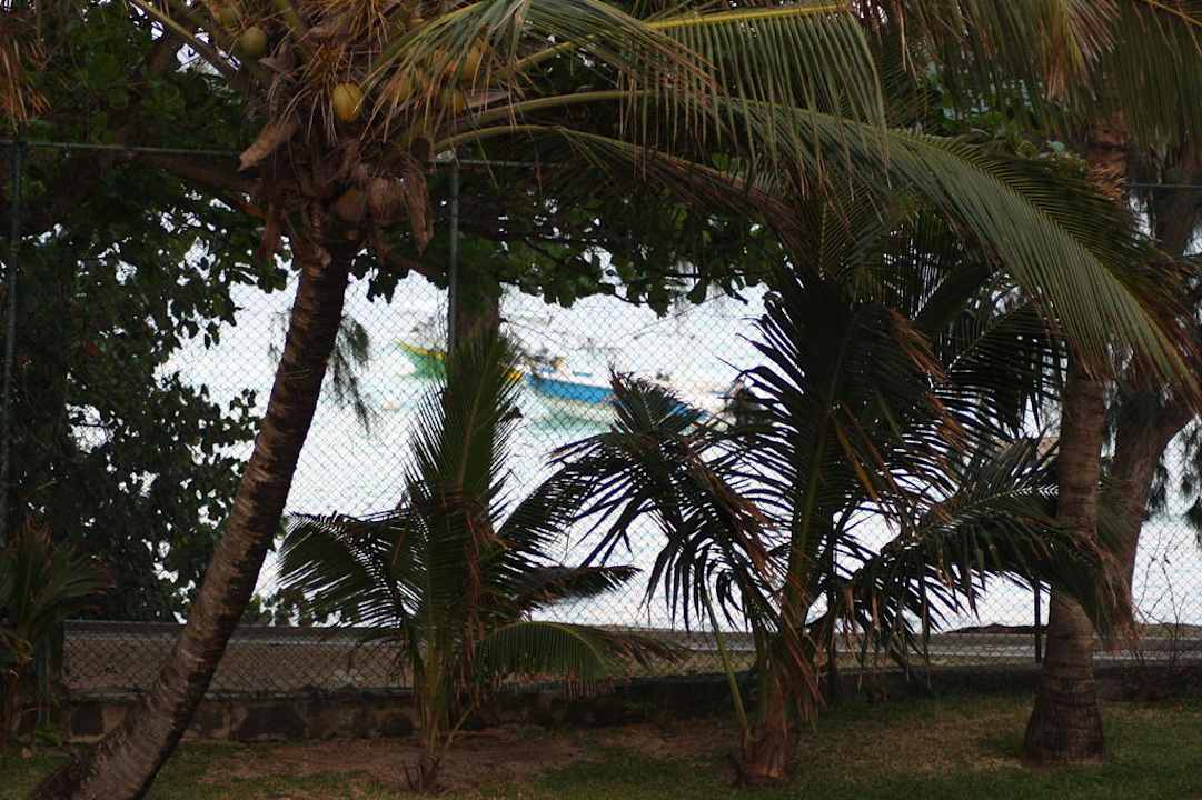 Blick vom Tennisplatz aus Le Peninsula Bay Beach Resort & Spa