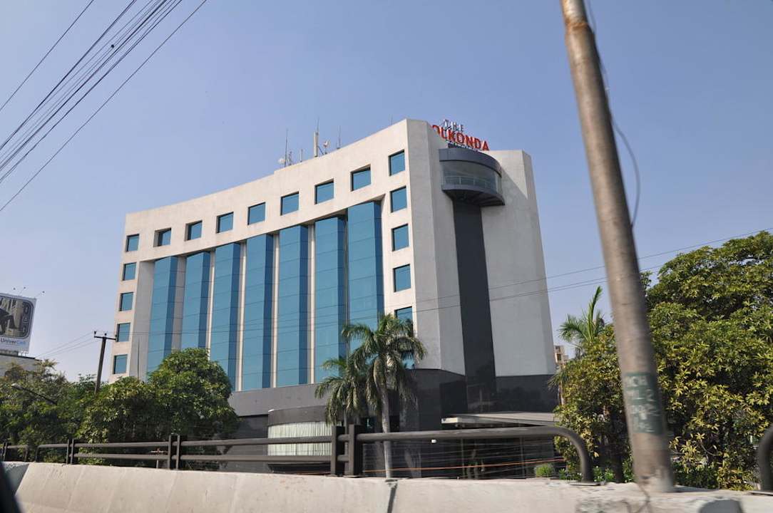 Von der Straße The Golkonda Hotel