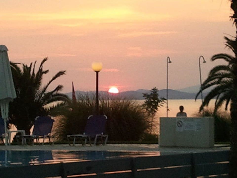 Sonnenuntergang mit Pool Acrotel LilyAnn Boutique